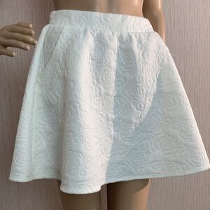 NEW Joe B White Quilted Floral Mini Skirt Size Medium